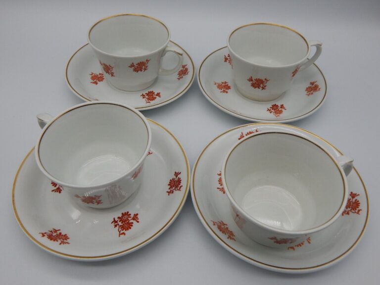 Read more about the article 4 cup and saucer Arabia Finland – Cornflower Red Daisy Flower  Cottage Tea Set