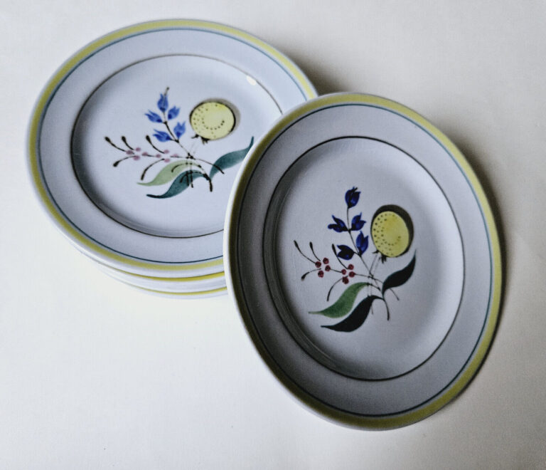 Read more about the article Arabia Finland Windflower 6″ Bread Plates Set Of 7 Handpainted Porcelain
