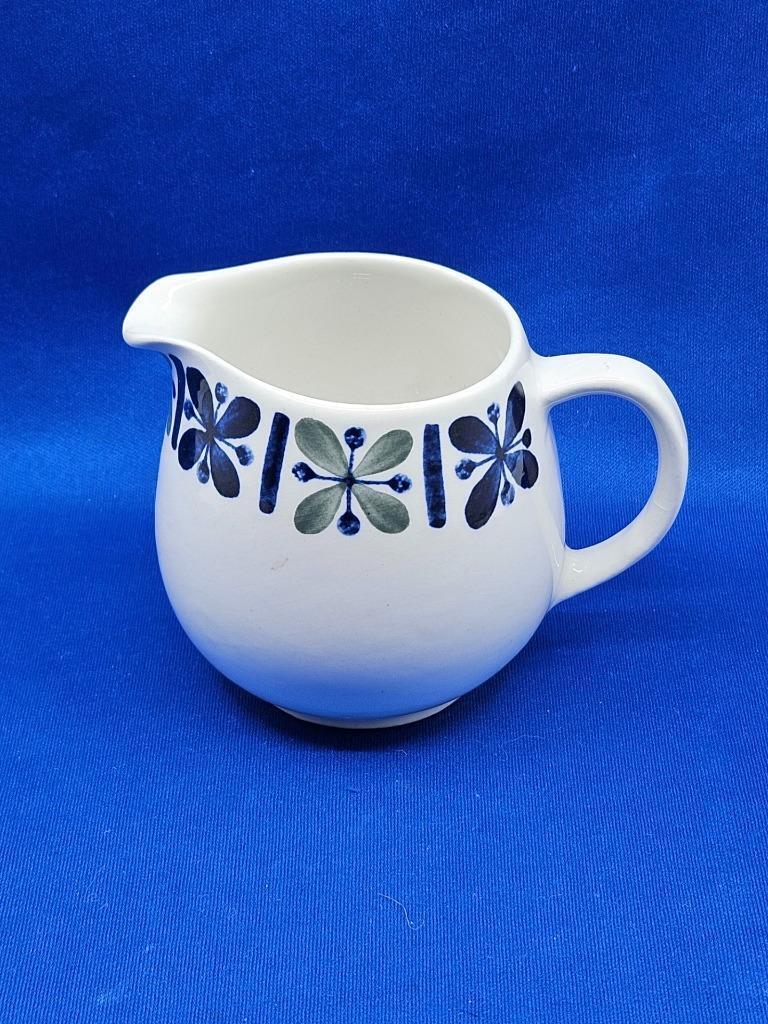 Read more about the article Vtg Arabia Finland Katrilli Mini Creamer Blue Green Mod Flowers MCM Discontinued