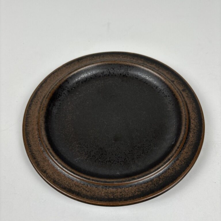 Read more about the article ARABIA Finland RUSKA 6 1/4″ Bread Plates Vintage Brown Set of 4 READ