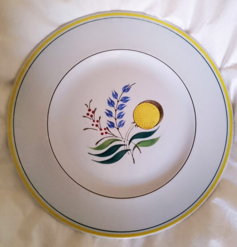 Read more about the article Arabia Finland Windflower 10.25″ Porcelain Dinner Plate