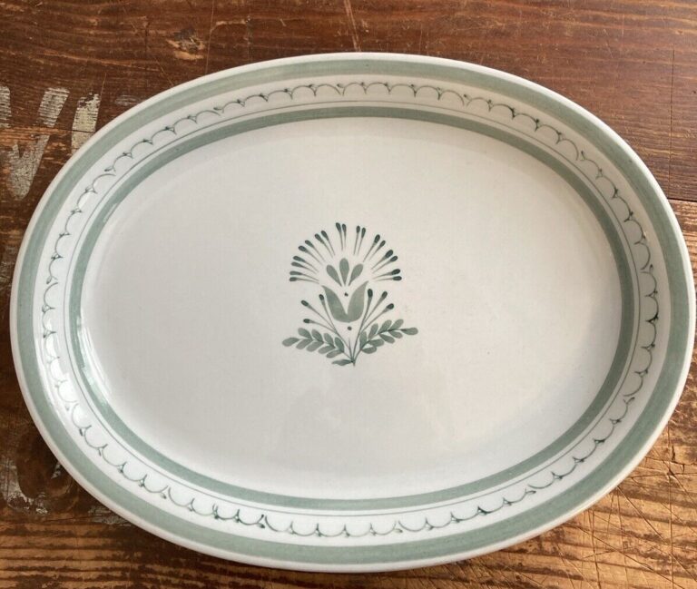 Read more about the article ARABIA Of FINLAND Green Thistle 12” Oval Serving Platter Vintage