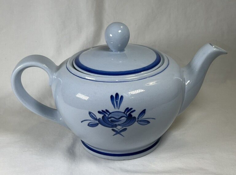 Read more about the article Vintage Arabia Blue Rose Teapot Tea Pot Handpainted Finland Light Blue 6.5”