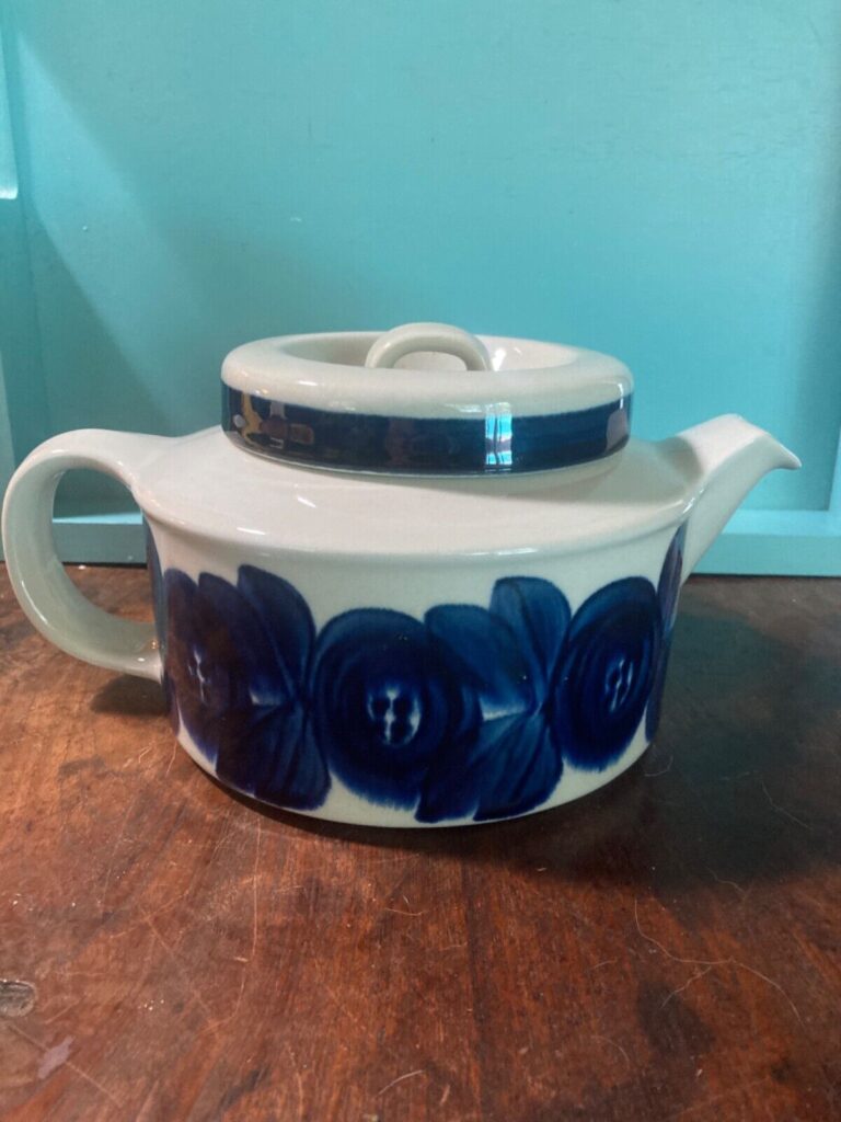 Read more about the article ARABIA OF FINLAND ANEMONE TEAPOT WITH TEA STRAINER AND LID