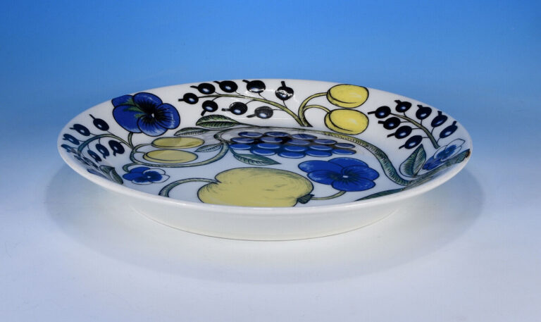 Read more about the article Arabia ” Paratiisi Salad Plate 8 1/8in (Normal Traces of Use)