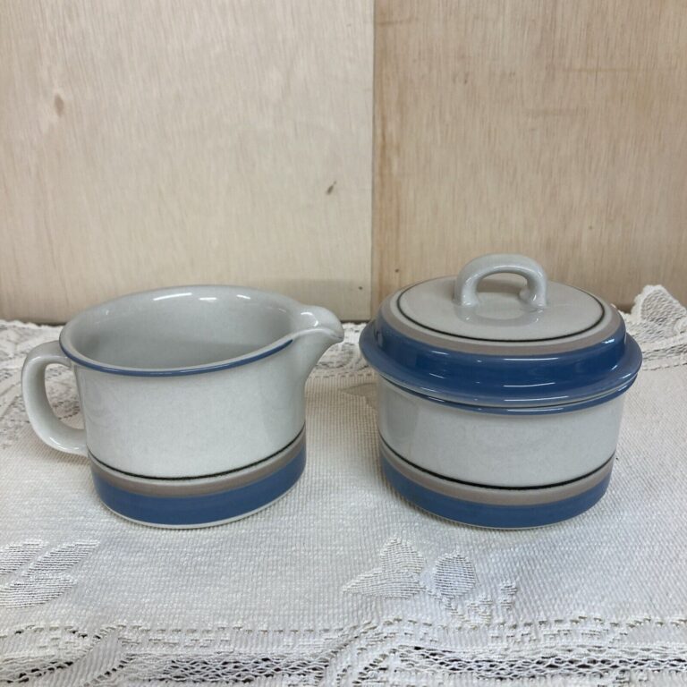 Read more about the article Arabia of Finland Uhtua Stoneware CREAMER AND COVERED SUGAR BOWL SET