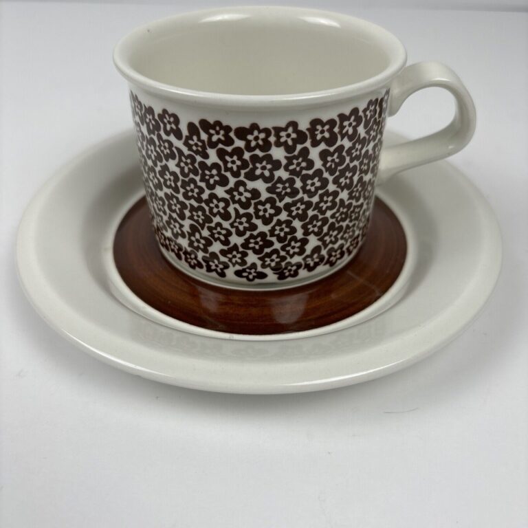 Read more about the article Arabia Finland FAENZA Cup and Saucer Brown Flowers Inkeri Leivo 1970’s