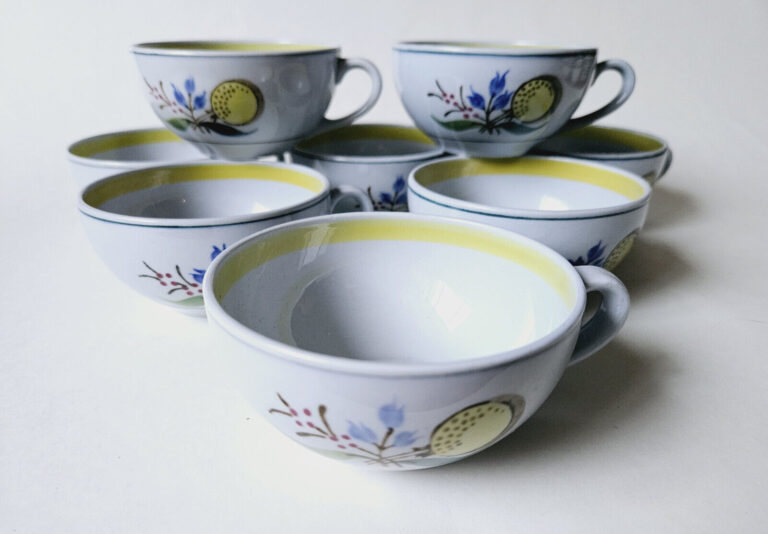 Read more about the article Arabia Finland Windflower Porcelain Cups Set Of 8 Handpainted
