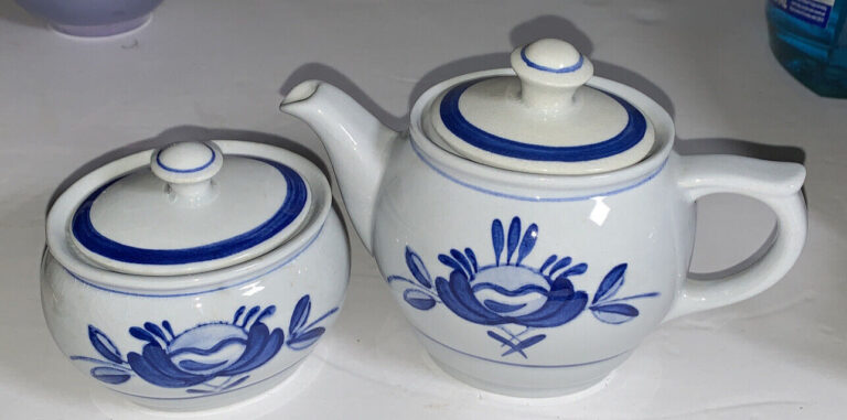 Read more about the article Rare vintage ARABIA Finland BLUE ROSE individual teapot and sugar bowl