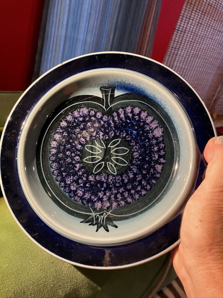 Read more about the article ARABIA of Finland Vintage Blue FRUCTUS 8” Plate Apple Gunner Olin Gronqvist
