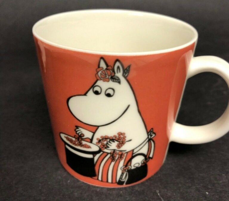 Read more about the article Arabia Finland Moomin mug cup cow mama moomin shopping coral and white color