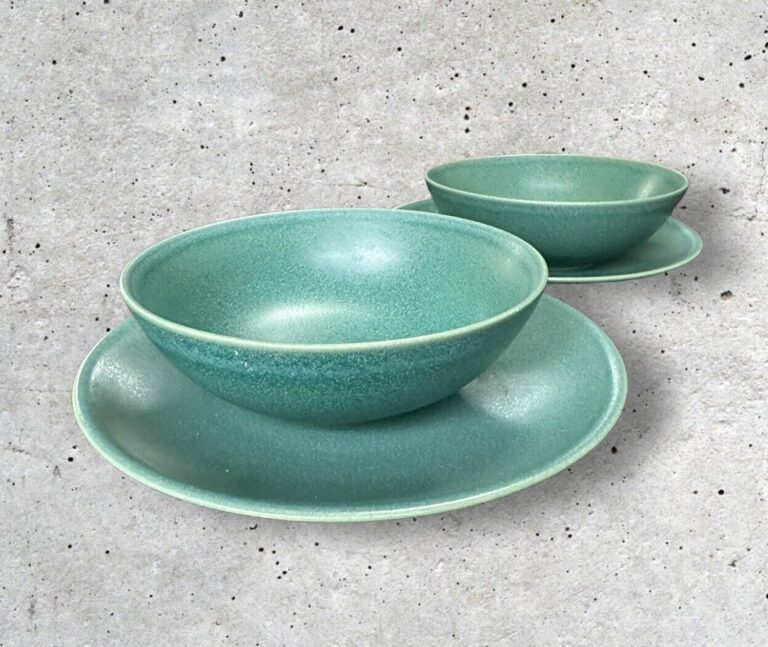 Read more about the article Vintage Arabia 24h Matte Green 2 Plates and 2 Bowls  Design Heikki Orvola Finland