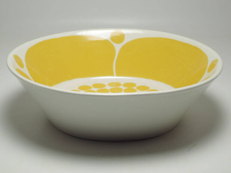 Read more about the article Vintage 1971-75 Sunnuntai Crown Oval Bowl Arabia Finland Paratiisi