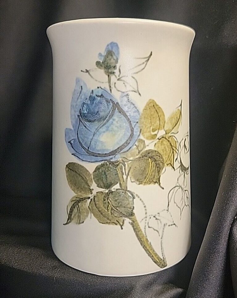 Read more about the article Vintage Arabia Finland HLA/JIS Pottery Vase Blue Rose 6″ 1960’s