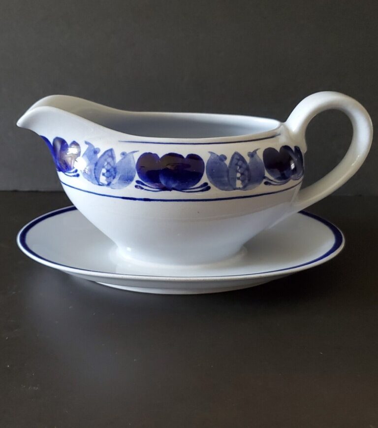 Read more about the article Vintage Arabia Gravy Boat~Blue Laurel~Finland