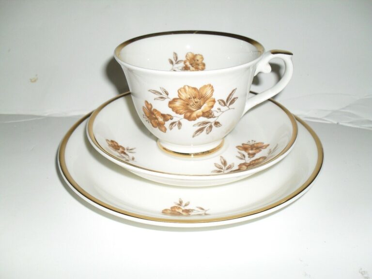 Read more about the article ARABIA FINLAND MYRNA  CUPS  SAUCERS AND PLATES – SET OF 4
