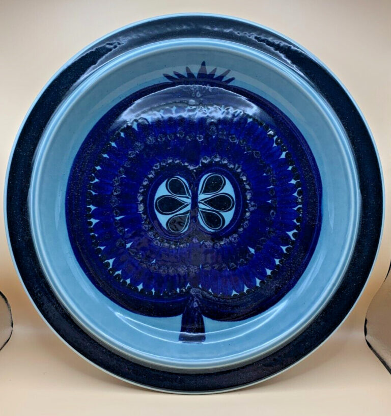 Read more about the article Arabia Of Finland FRUCTUS 13 1/4″ Round Platter Chop Plate Pomegranate Blue