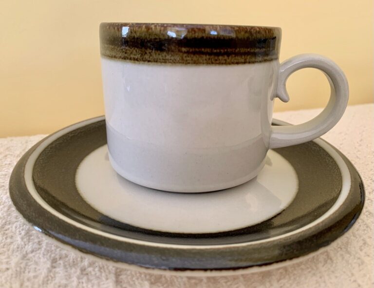 Read more about the article ARABIA ~ Set of 6 Coffee Cups and 6 Saucers ~ Made In Finland ~ NrMt – Blk/Brn/Gry
