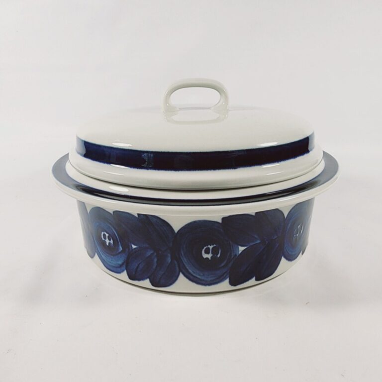 Read more about the article ARABIA FINLAND ANEMONE BLUE ROUND COVERED CASSEROLE SERVING BOWL W/LID 2.5 QT 9″