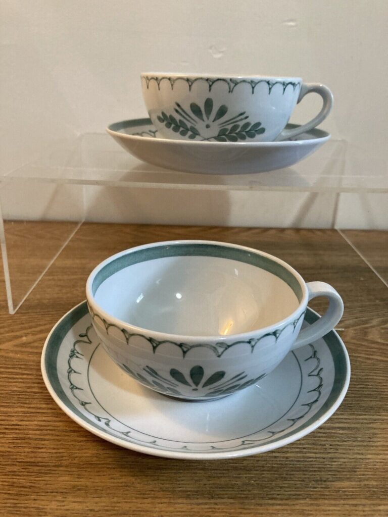 Read more about the article ARABIA Of FINLAND Green Thistle 2 Sets Teacups With Saucers Vintage