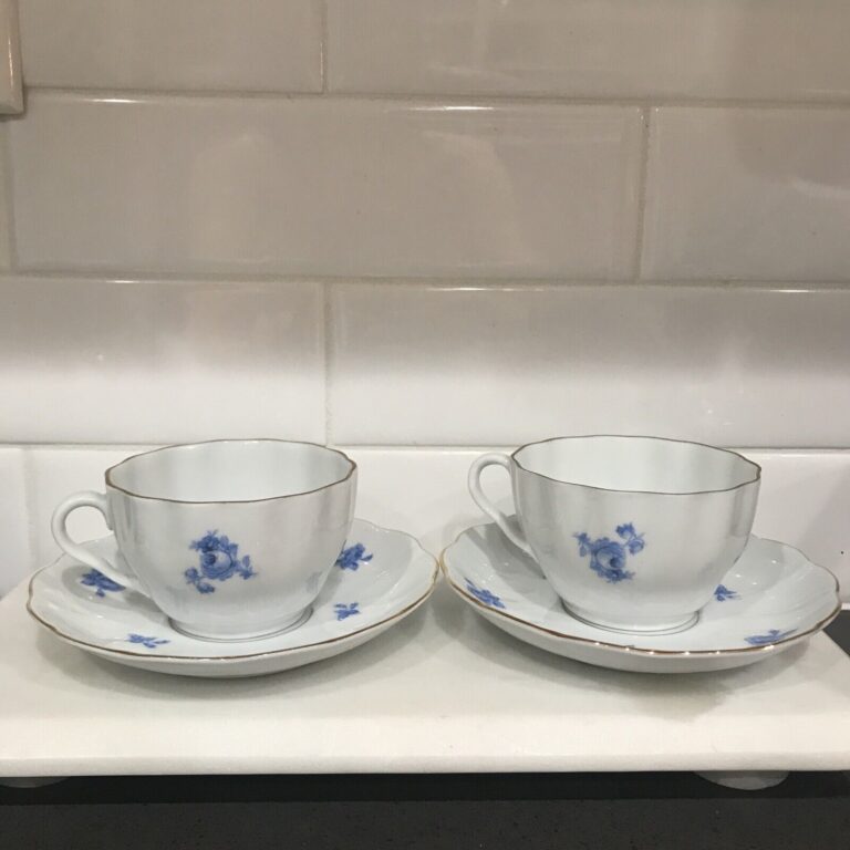 Read more about the article Vintage Arabia Finland 2 Cups With Saucer Blue Roses And Gold Trim