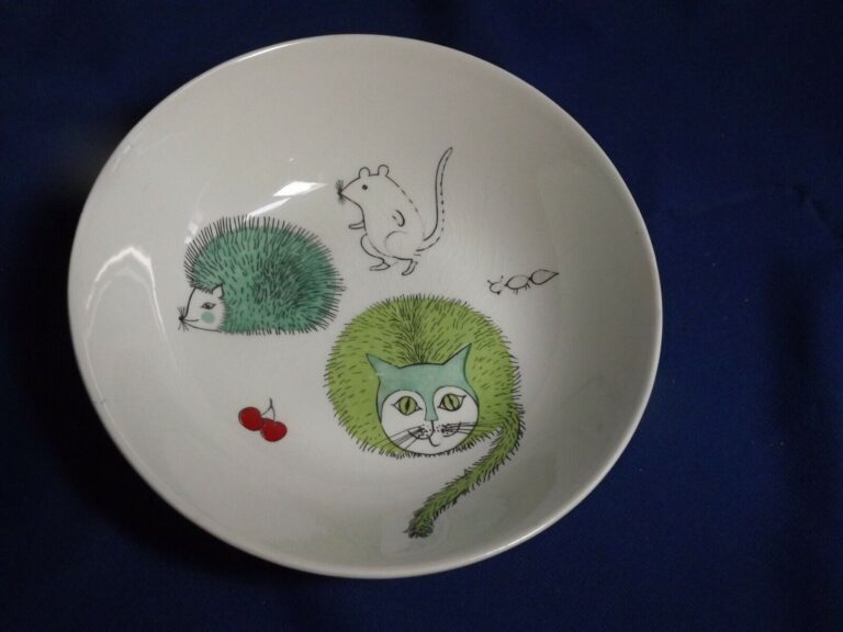 Read more about the article Vintage Arabia RARE Bowl w/ Wiry Cat and Porcupine  Standing Rat and Ant Excellent