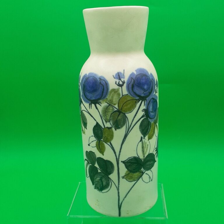 Read more about the article Arabia Finland Vintage Handpainted Vase HLA RW Blue Rose Ceramic HTF Pattern