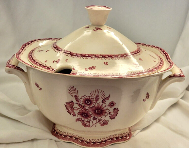 Read more about the article ARABIA Of Finland Finn Flower Red Pattern Soup Tureen – 10.5″L – 7.5″H – 9.75″D