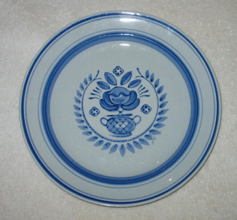 Read more about the article ARABIA FINLAND – BLUE ROSE PATTERN – 1 (ONE) LUNCHEON OR SALAD PLATE 9 1/2″