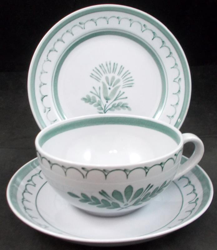 Read more about the article Arabia Green Thistle Trio Group of Bread and Butter Plate and Cup and Saucer Set