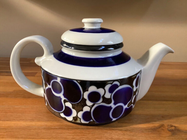 Read more about the article Vintage Arabia Finland Saara Teapot in Blue  Brown and White with Infuser