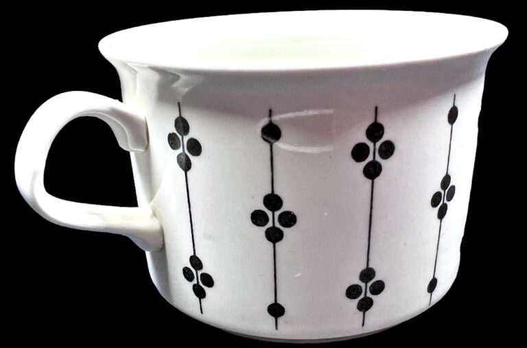 Read more about the article Rare Arabia Finland Cup Mug Kartano by Esteri Tomula White and Black Dots 3.75″