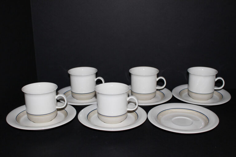 Read more about the article 5 ARABIA SEITA ARCTICA 3″ FLAT CUPS and 6 SAUCERS-FINLAND