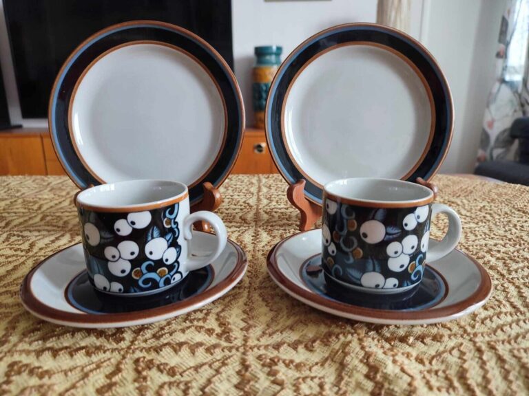Read more about the article Taika  Blueberry  Arabia  Finland: 2 Coffee Cups  2 Saucers and 2 Plates