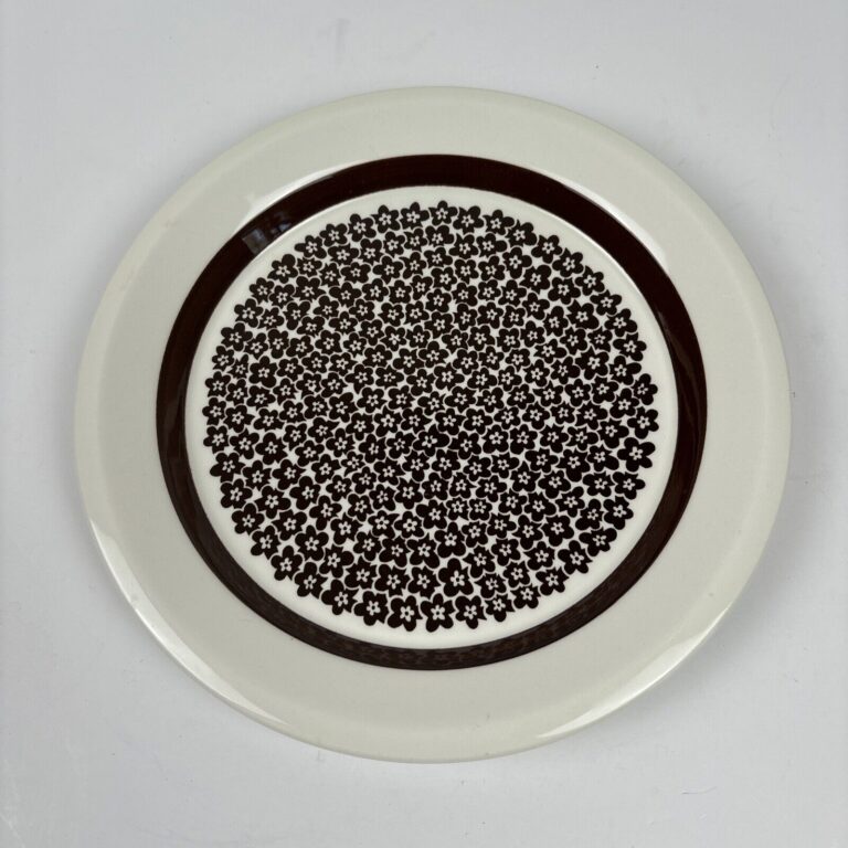 Read more about the article Arabia Finland Brown Flowers Faenza Salad Plate 7.75″ P Winquist I Leivo 1970’s