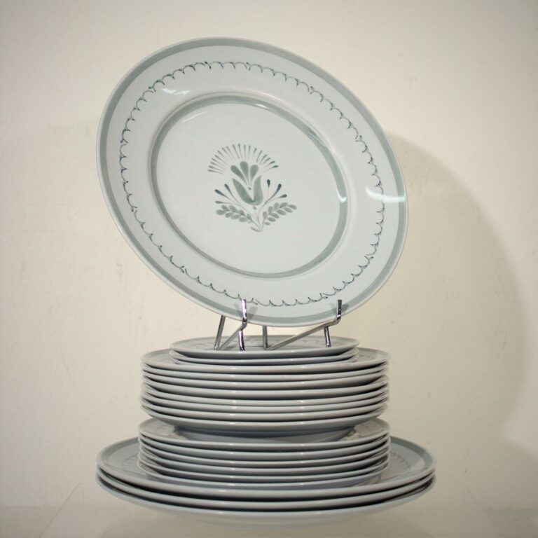 Read more about the article Arabia – Lot of 22 Plates Green Thistle Series Finland circa 1960