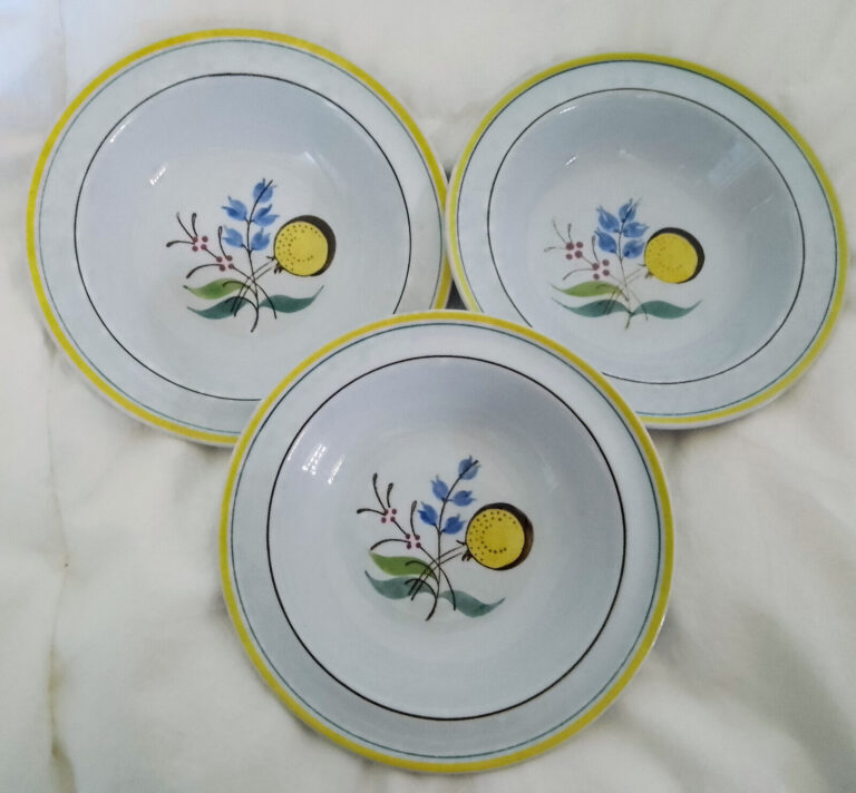 Read more about the article Set of 3 Vintage Arabia Windflower 6 1/2″ Handpainted Soup Bowls Finland