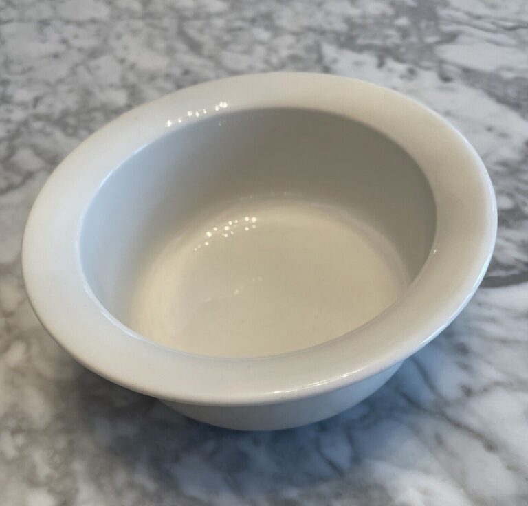 Read more about the article Arabia Finland Arctica Vegetable/Serving Bowl White Rimmed Bowl