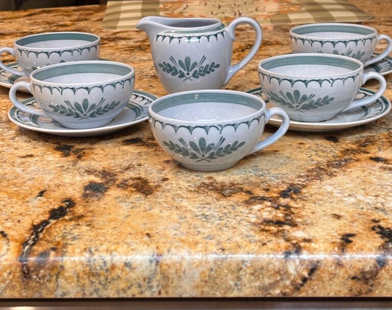 Read more about the article Vintage Arabia Finland  Green Thistle 5 Demitasse Cups and 4 Saucers plus Creamer