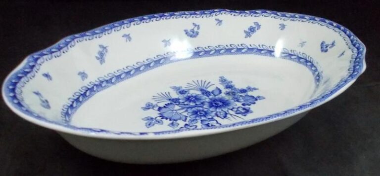 Read more about the article Arabia of Finland Finn Flower Blue Oval Vegetable Bowl