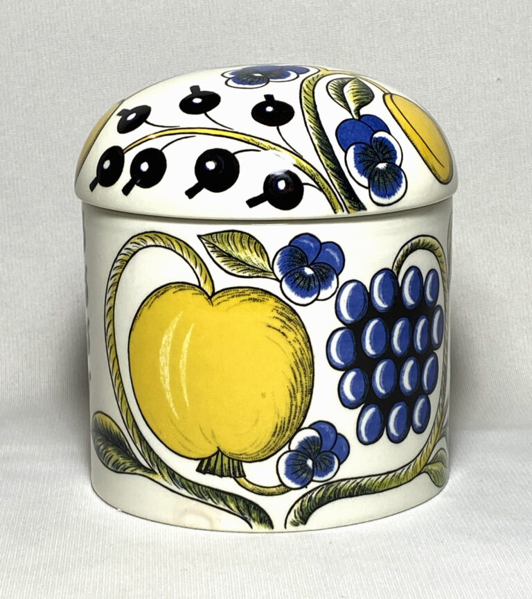 Read more about the article ARABIA ~ Early Porcelain 16 Oz. Oval COVERED STORAGE JAR (Paratiisi) ~ Finland