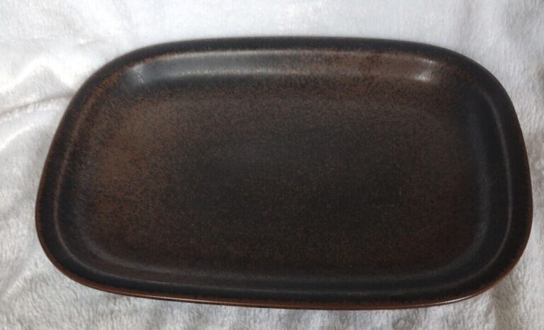 Read more about the article Arabia Of Finland Ruska Brown Stoneware 13 1/2“ Rectangular Serving Platter