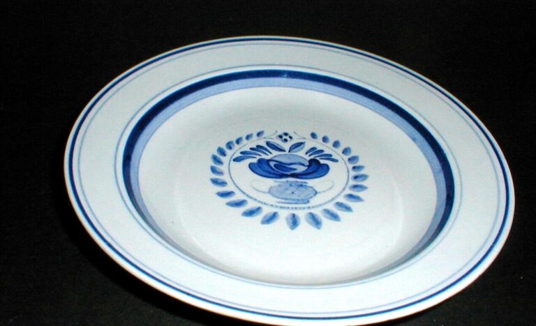 Read more about the article Arabia of Finland BLUE ROSE 7-7/8″ Rimmed Salad Plate (22A)