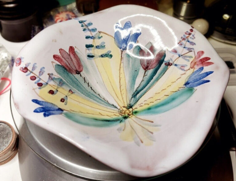 Read more about the article Vintage Colorful Flowers Arabia ARA Terracotta Dish 101