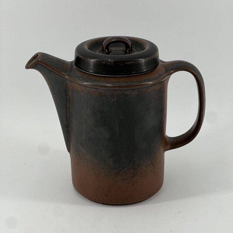 Read more about the article Ruska MCM By Ulla Procope Stoneware Coffee Pot and Lid Arabia Finland7 1/2” Tall