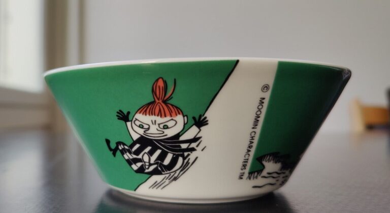 Read more about the article Moomin Bowl Pikkumyy liukumäessä  produced between 2004-2008  Arabia  Finland