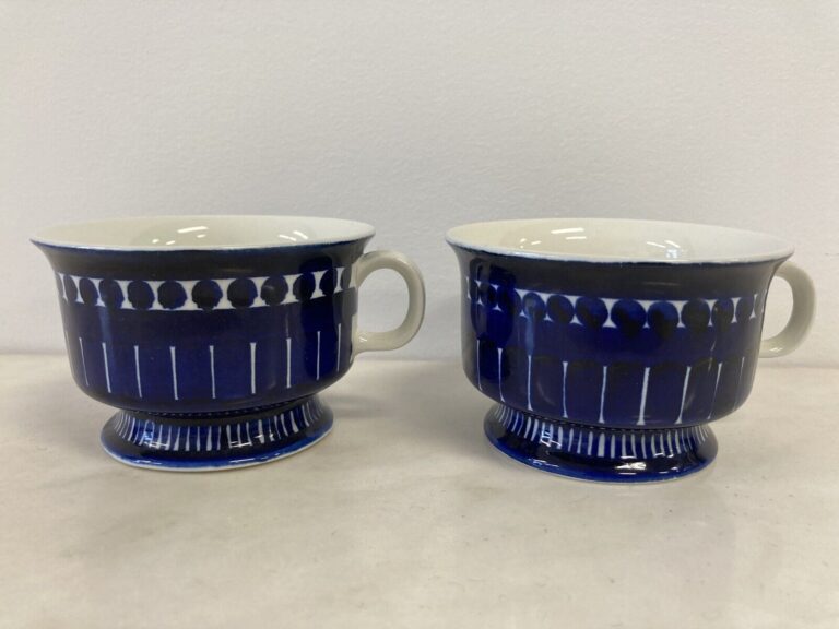 Read more about the article PAIR OF ARABIA VALENCIA FOOTED COFFEE CUPS ULLA PROCOPE MADE IN FINLAND BLUE VTG