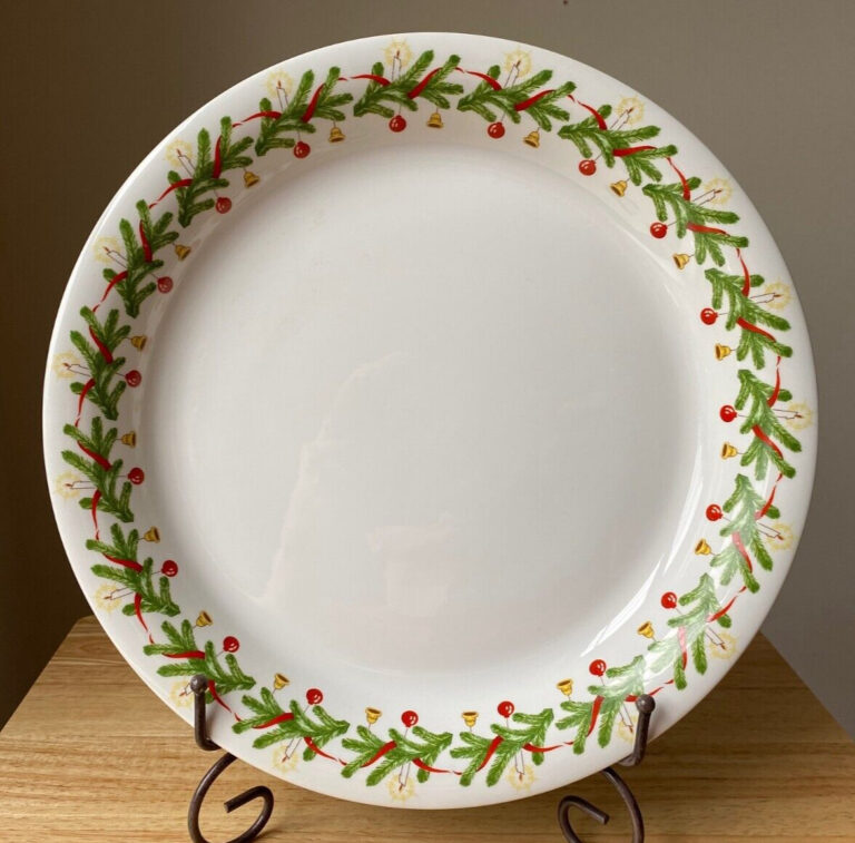 Read more about the article Vintage ARABIA FINLAND CHRISTMAS WREATH 13.25″ Round Platter – VGUC