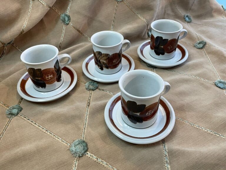 Read more about the article Set 4 ARABIA Finland Rosmarin Brown Mug-Cup and Saucer Sets