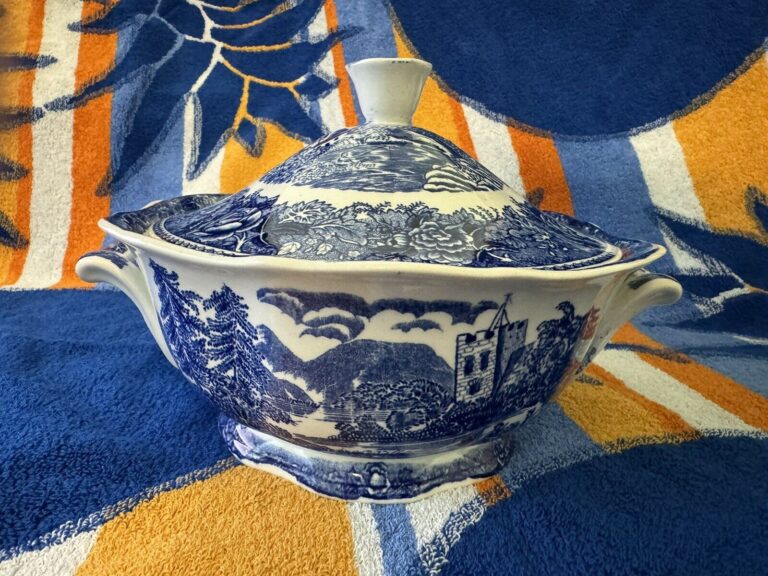 Read more about the article Arabia Landscape Blue Tureen with Lid 1964-1971